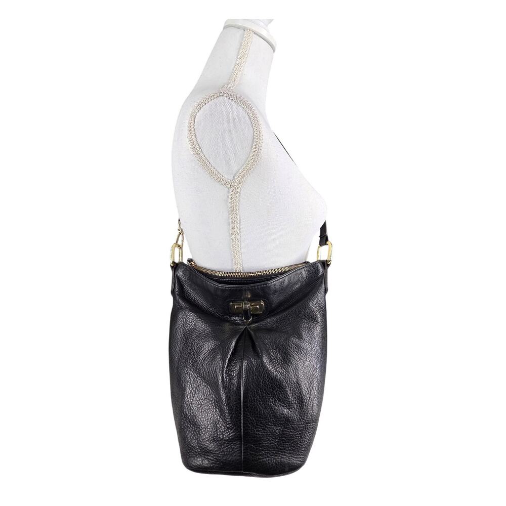 B. MAKOWSKY WOMEN’S BLACK LEATHER CROSSBODY BUCKET HOBO PURSE — STYLE A226297